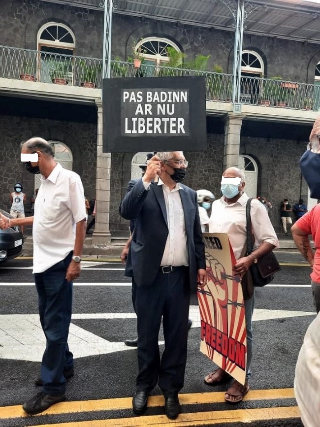 Manifestation citoyenne à Port-Louis : Rama Valayden se rend aux Casernes de son plein grès