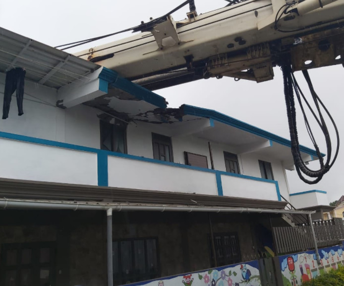 À Floréal : Une grue utilisée sur le chantier du Metro Express endommage une école maternelle