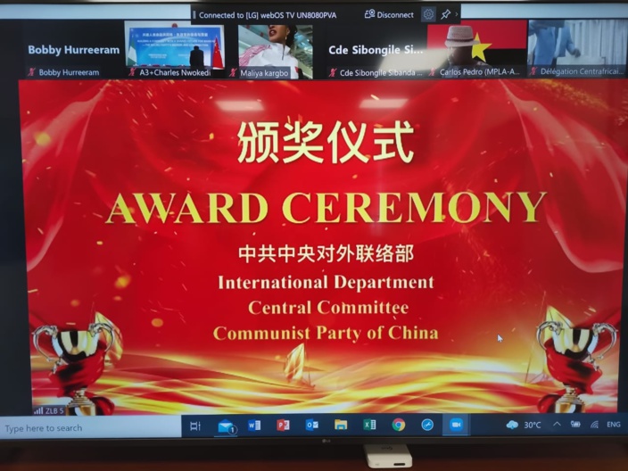 Bobby Hurreeram reçoit un prix pour son discours chez les communistes chinois