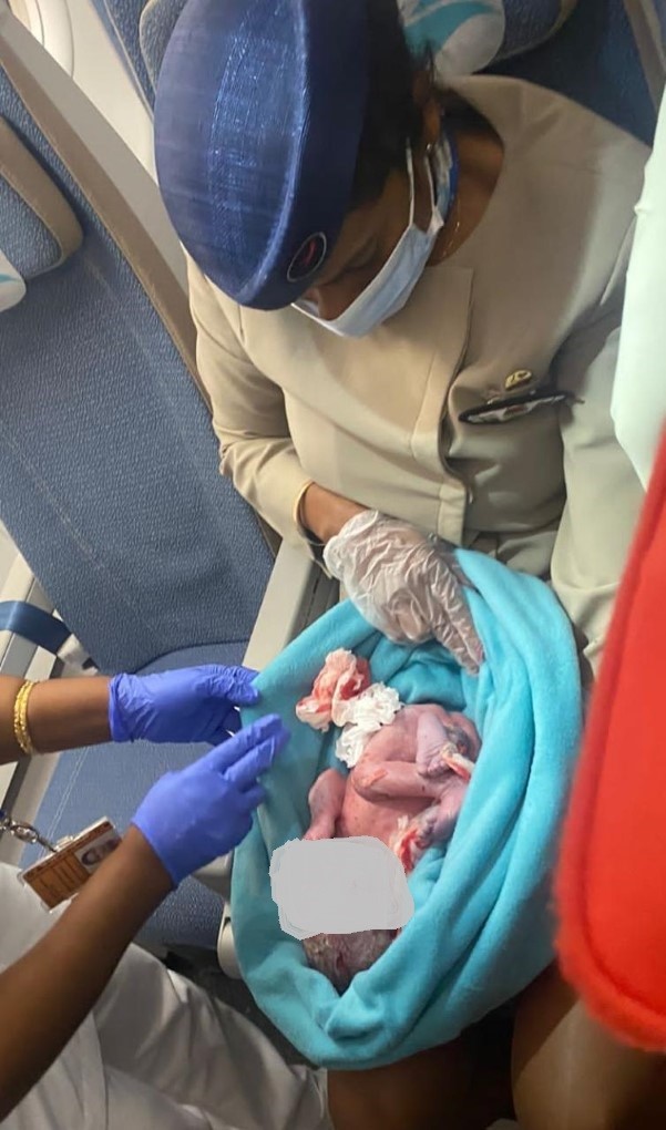 Bébé abandonné dans la poubelle d'un avion : la jeune maman affirme ne pas être au courant de sa grossesse