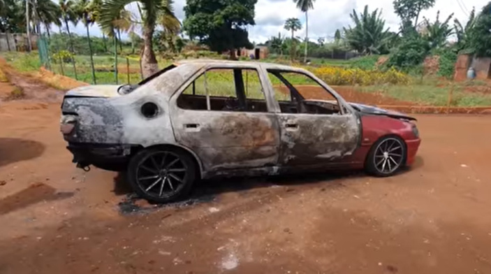 Terre-Rouge : prisonnier de sa voiture en feu, un jeune de 21 ans trouve la mort
