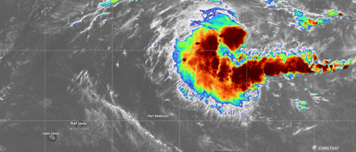 Le futur cyclone Enmati s'intensifie et plonge vers les Mascareignes