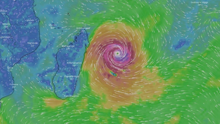 Emnati : alerte cyclonique de niveau IV maintenue à Maurice, le cyclone poursuit son trajet vers La Réunion