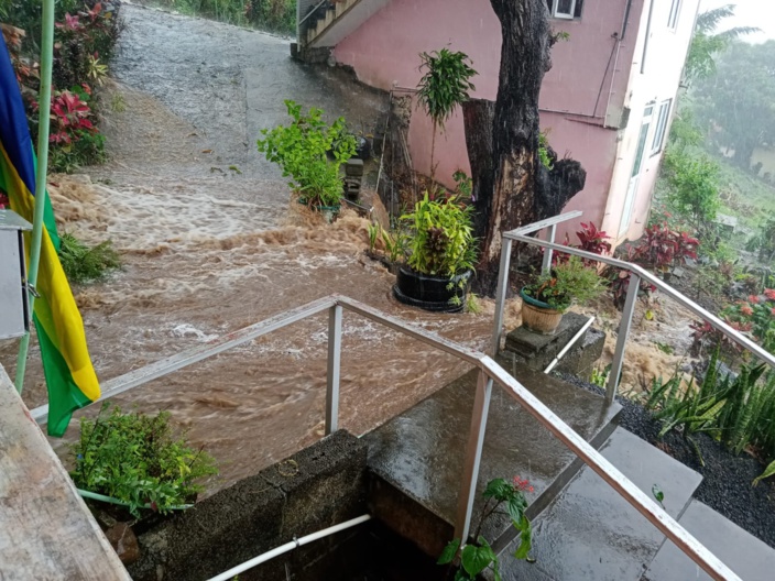 [Vidéo] Situation catastrophique : maisons et routes inondées, voitures piégées par la soudaine montée des eaux
