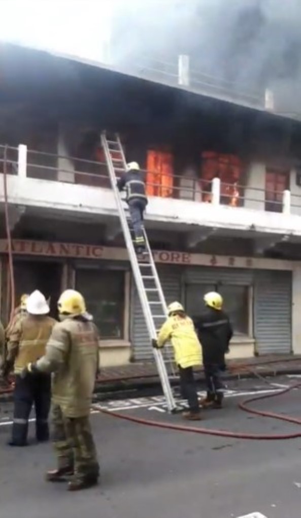 [Vidéo] Port-Louis : incendie en cours dans le magasin Atlantic à Chinatown