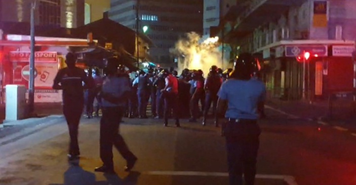 A Port-Louis, la police fait usage de gaz lacrymogène pour disperser la foule devant les Casernes centrale