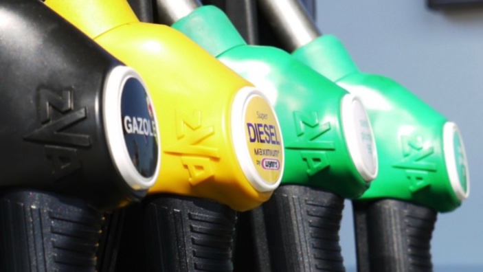 Fact checking : Selon le Premier ministre, le prix du carburant est plus cher à l'étranger 