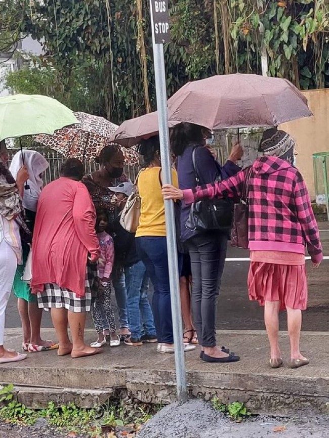 [Vidéo] A la gare de Curepipe, c'est sous la pluie que les usagers attendent leur autobus