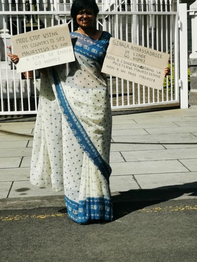 L'image du jour : Padma Utchanah du Ralliement Citoyen pour la Patrie devant le Parlement 
