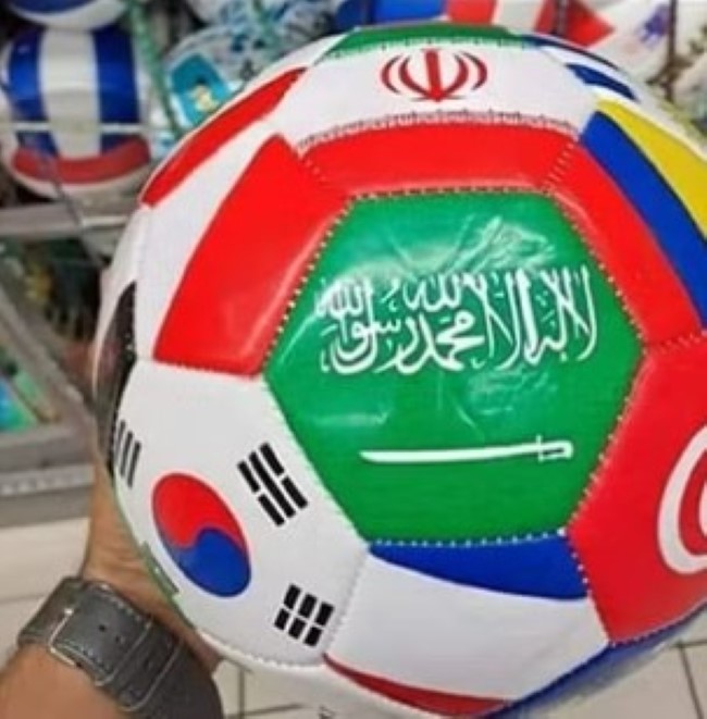 Coupe du Monde de foot : A l'île Maurice, un ballon à l'effigie du drapeau de l'Arabie Saoudite enlevé des rayons