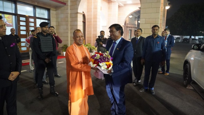 En visite en Inde, Roopun tout sourire avec Yogi Adityanath, un prêtre extrémiste et islamophobe