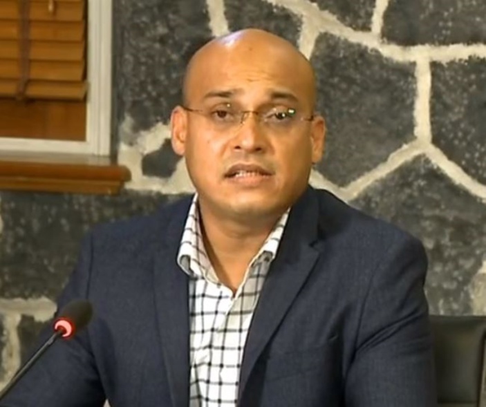 Absent de la réunion tripartite : Le ministre Callichurn a fait un « gros malaise »