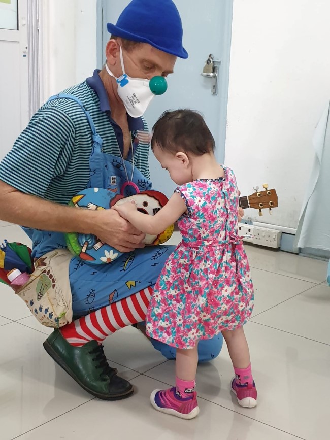 Sharon Juhl, le clown qui fait chanter, danser et rire les enfants à l'hôpital