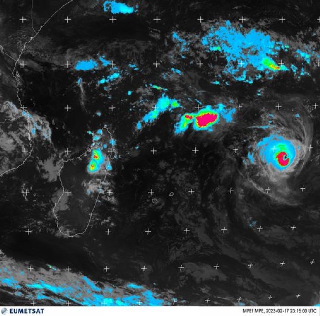 Le cyclone tropical Freddy intense, puissant et dangereux, se trouve à environ 1400 km de Maurice