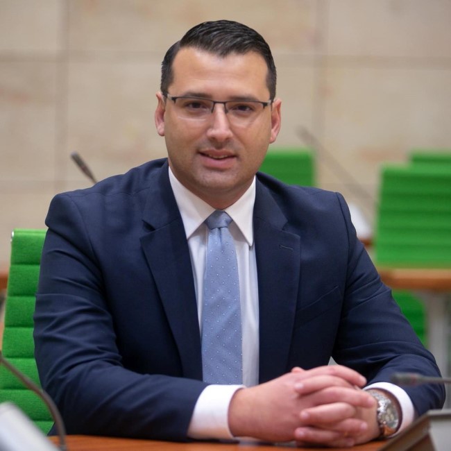 Johnathan Attard, le ministre de la Justice maltais dépense près de 2 000 euros en données mobiles à Maurice