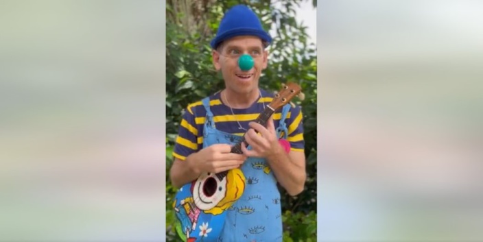 Sharon Juhl, le clown médical qui fait chanter, danser et rire les enfants