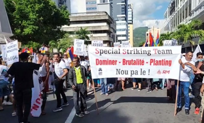Vidéo- Manifestation dans les rues de Port Louis pour combattre la mafia