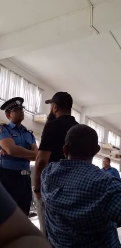 Vidéo- Senna Budlorun, le beau-frère du ministre Hurreeram, insulte et menace un officier