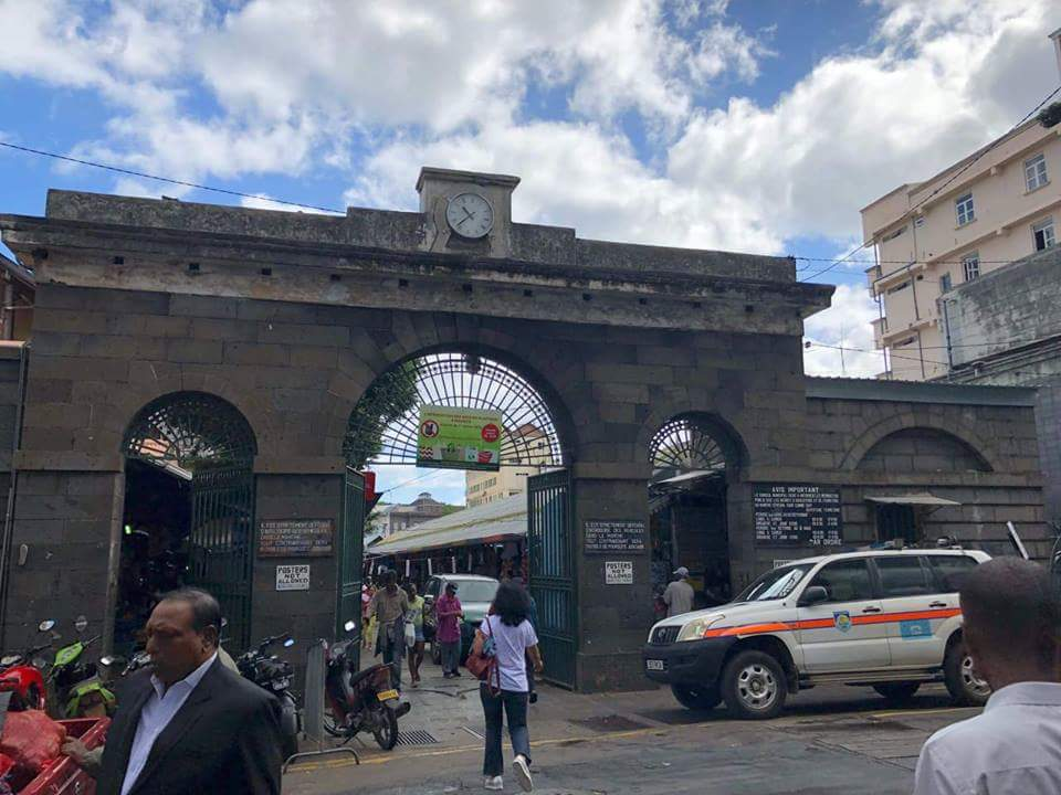 Image du jour : La porte du marché central de Port-Louis défigurée par une pancarte d'interdiction  