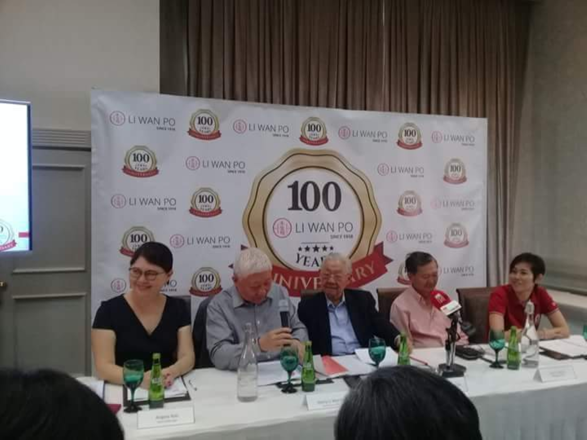 La compagnie Li Wan Po fête ses 100 ans et offre dix chèques de Rs 100 000 à dix ONG