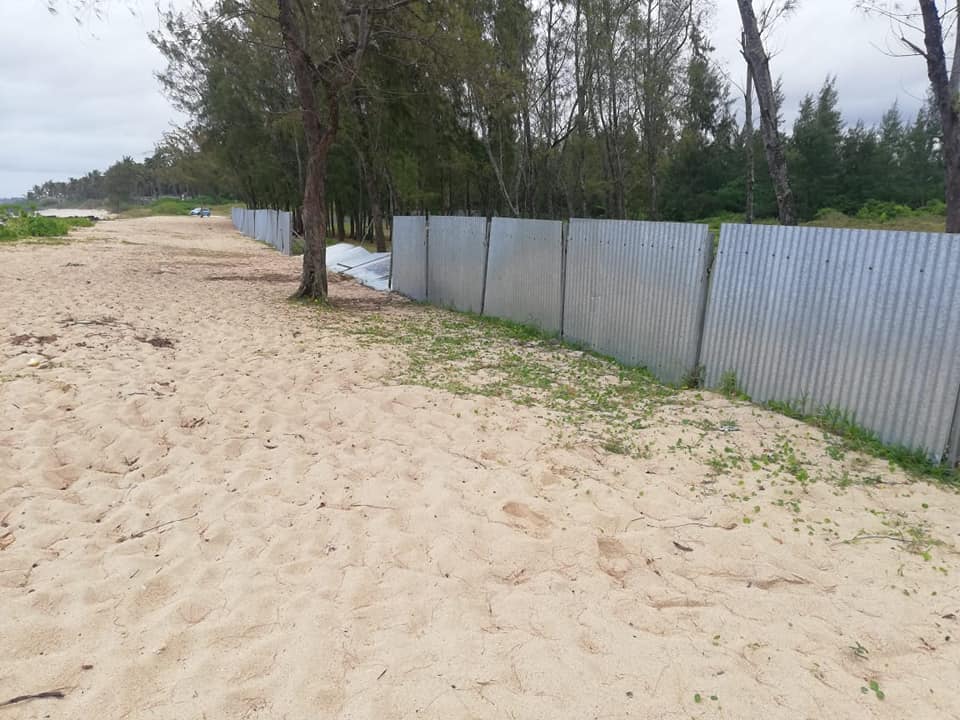 [Diaporama] La barrière en tôle un véritable danger ambulant à Pomponette