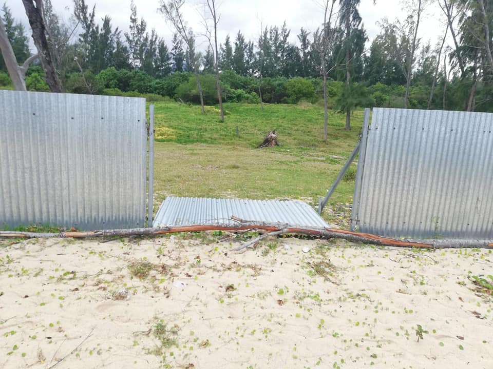 [Diaporama] La barrière en tôle un véritable danger ambulant à Pomponette
