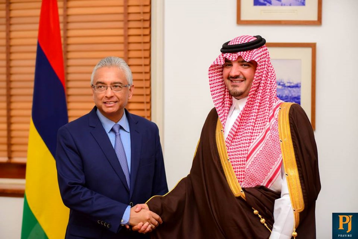 Prince Abdulaziz Bin Saud Bin Naif Bin Abdulaziz Al Saud et le Premier ministre Pravind Jugnauth.