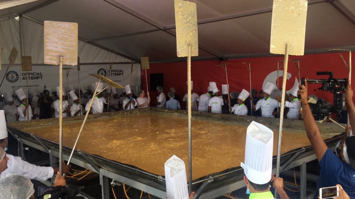 [Vidéo] Record du monde battu pour le groupe Inicia du « largest scrambled eggs »