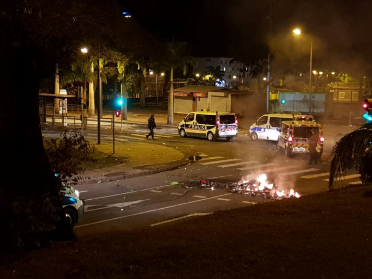 Les forces de police occupent le terrain au carrefour des avenues Leconte de Lisle et Hyppolyte Foucque, pendant que les poubelles achèvent de brûler. Crédit Zinfos974