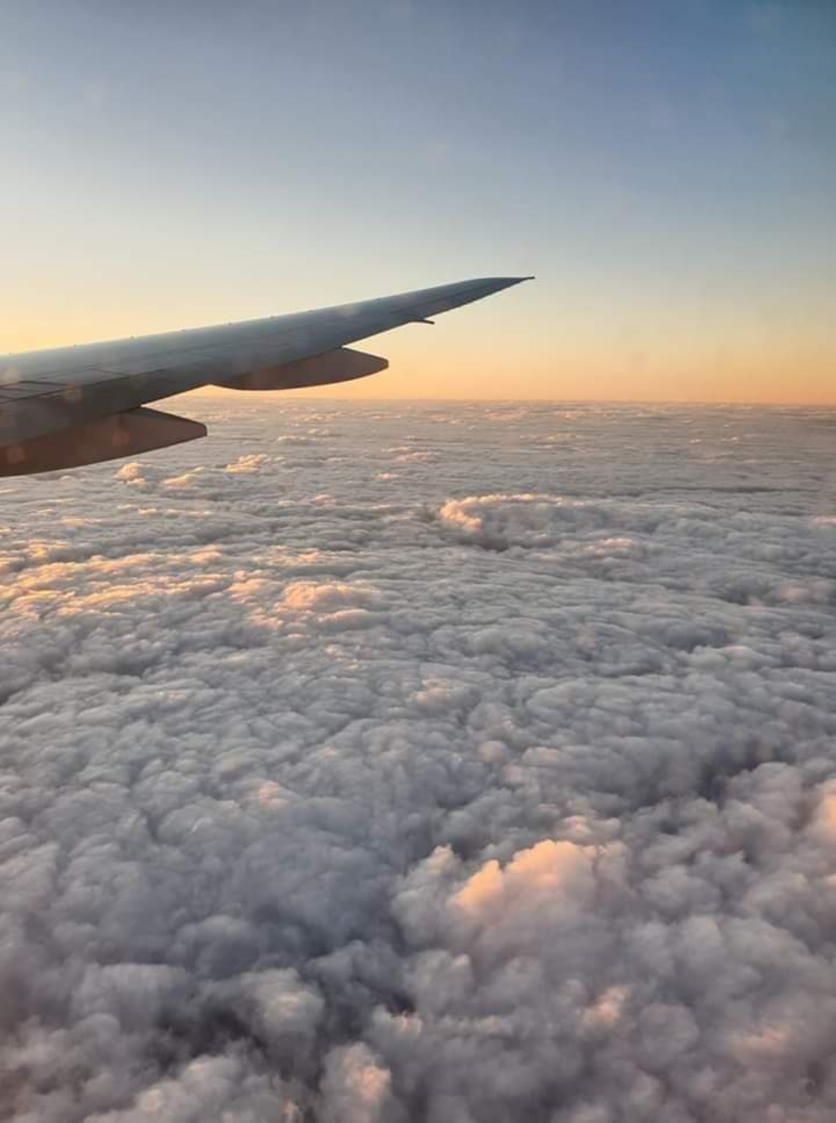[Mayur Boodhun] Sa moment sa avion Air Mauritius defonce sa nuage cotton pou li atterir... Ki ou trouver?