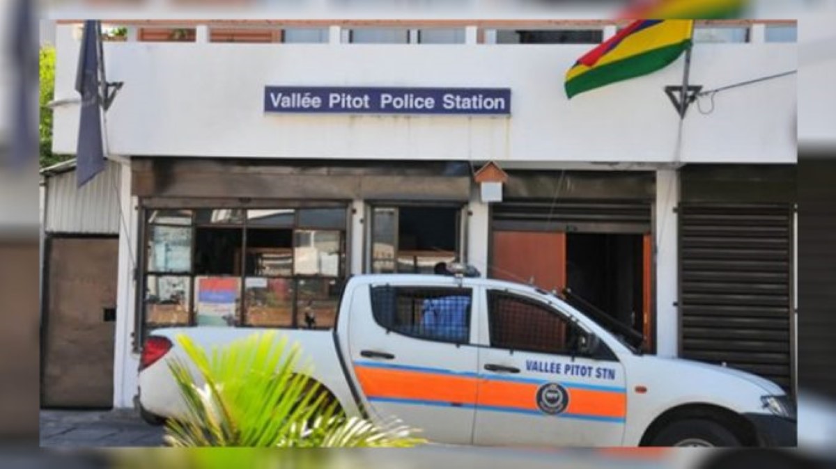 Victime d'agression au poste de police de Vallée-Pitot