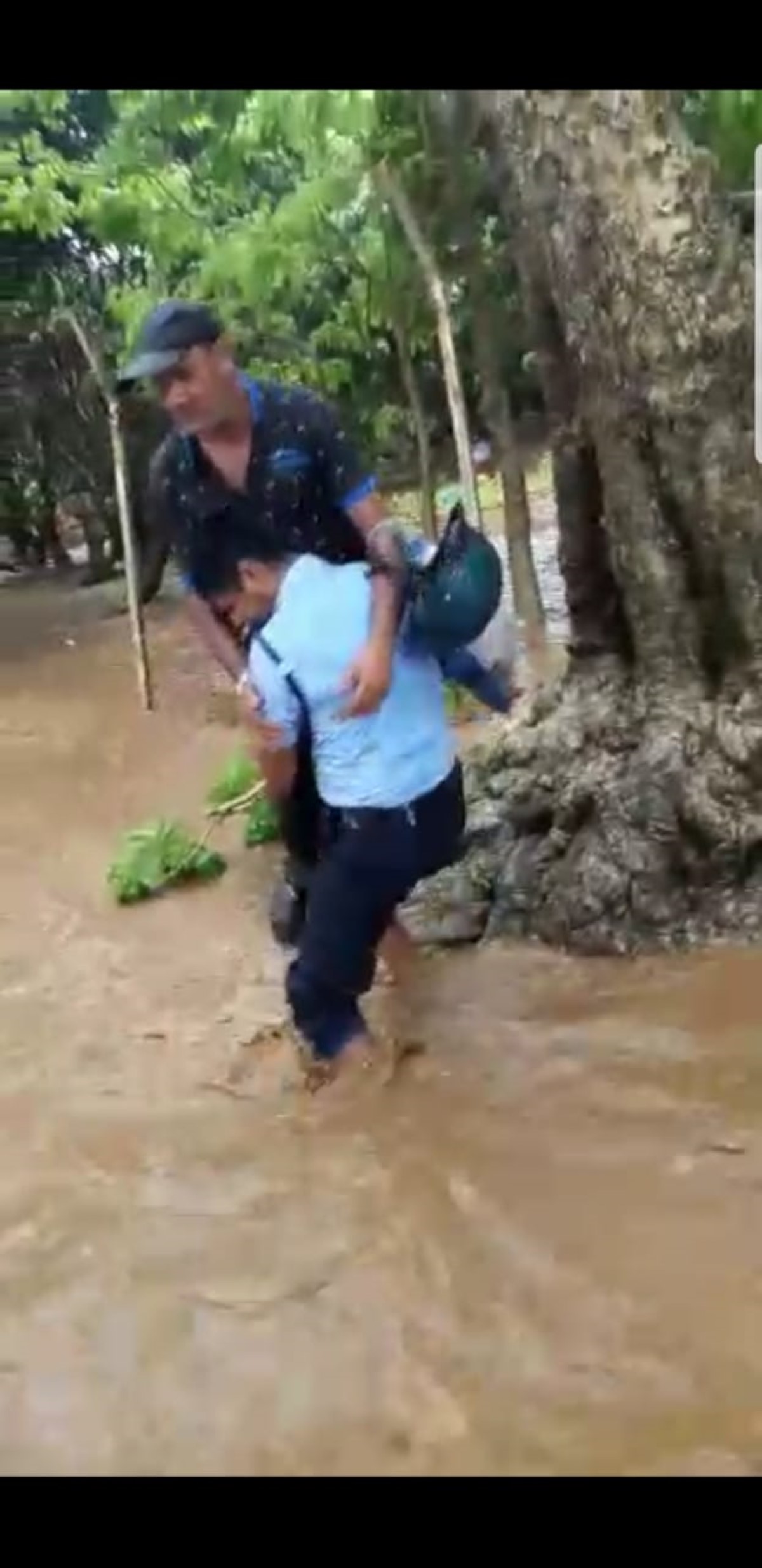 L’officier Rengassamy sauve la vie d'un homme piégé par la montée des eaux et se retrouve transférer 