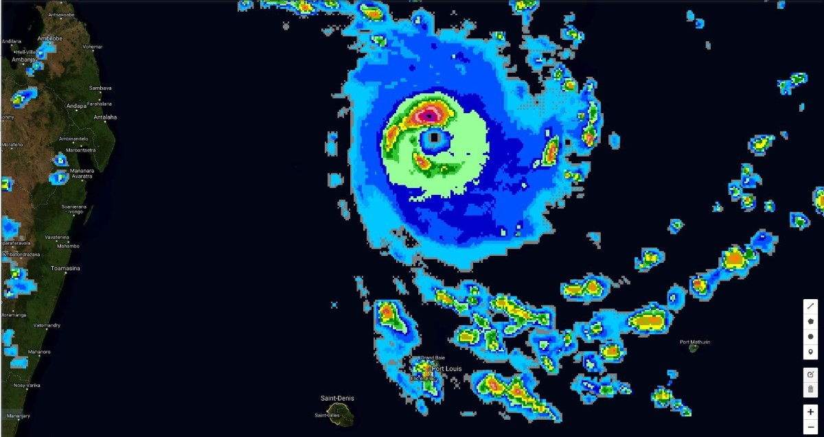 19h30. Le cyclone est symétrique.L'oeil est bien visible et ceinturé par de la convection intense à très intense. Des bandes périphériques affectent Maurice. Crédit photo :Page Cyclone Class 4.