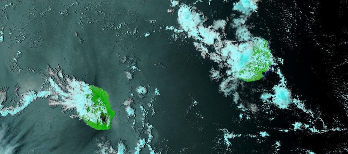 Formations nuageuses sur l'ouest des deux îles. Les vents d'est dégagent le ciel des autres régions. Le volcan est sous le soleil. Npp 13h48.