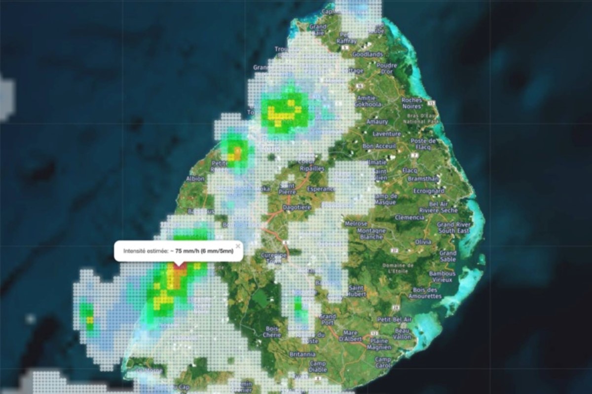 Loic de Meteoi. Intensité estimée des averses 6mm en 5mn dans la région de Tamarin. https://www.meteoi.re