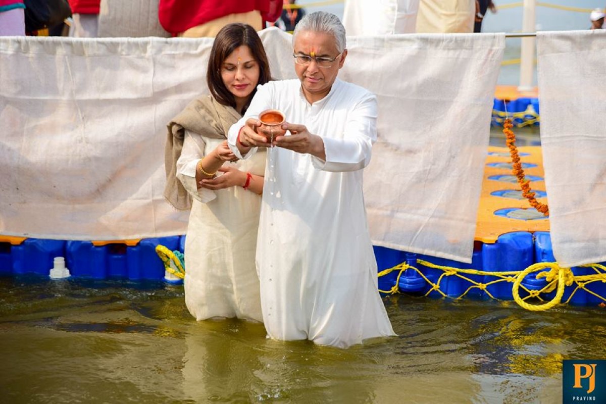 Le Premier ministre Pravind Jugnauth a plongé dans le fleuve du Gange 