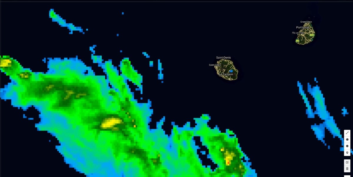 Photo satellite de 16h: la ligne pluvio-orageuse plutôt active s'approche de la Réunion par le sud ouest.