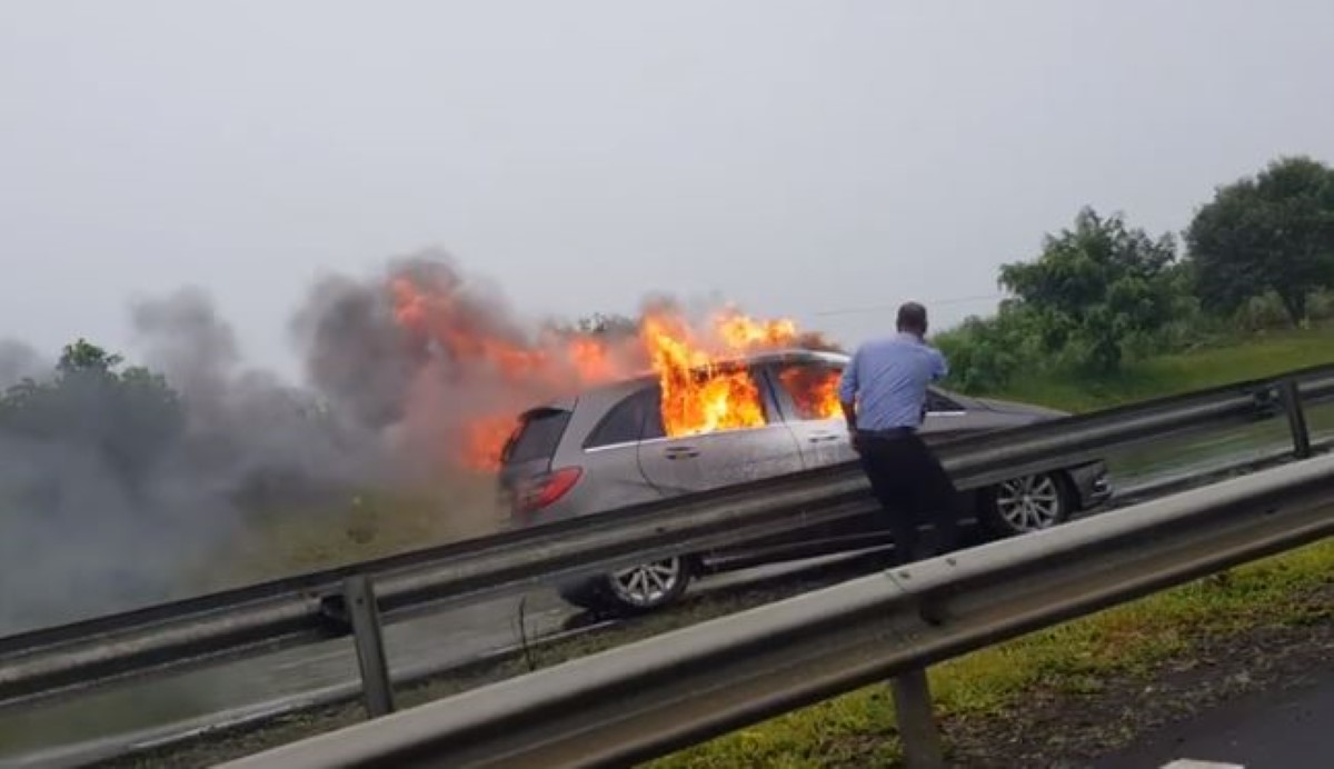 [Vidéo] Nouvelle France : Une voiture a pris feu, le conducteur a été carbonisé
