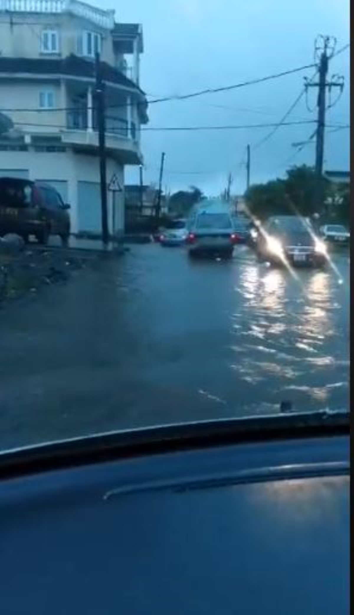 [Vidéo] Mauvais temps : Routes inondées à Vallée des Prêtres