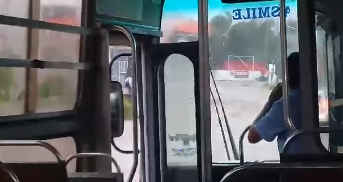 Bus avec des passagers à Riche terre.