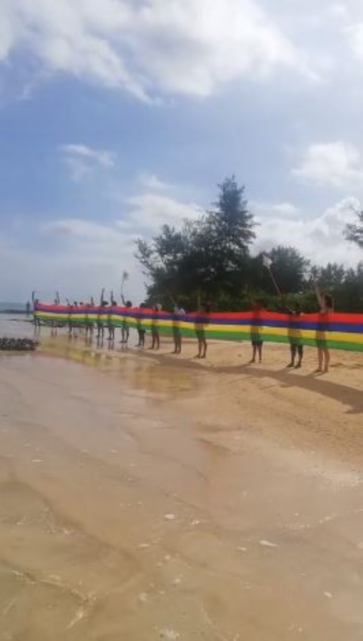[Vidéo] Un "Beach Clean Up" organisé sur la plage de Bel-Ombre par Aret Kokin Nou Laplaz 