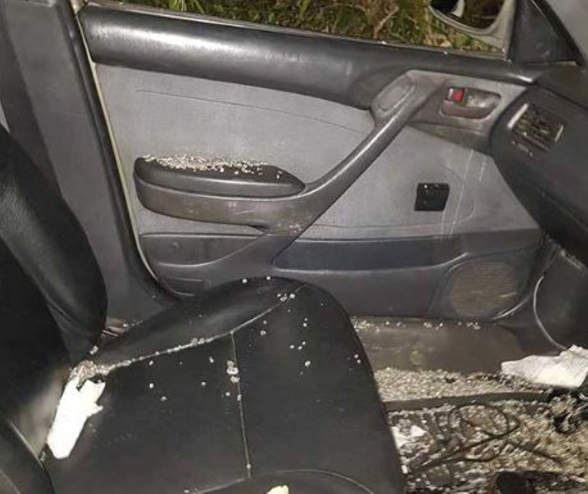 Une voiture vandalisée à Ebène