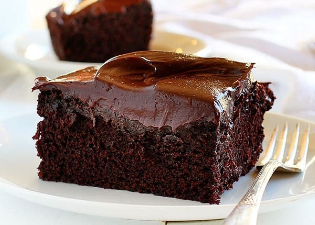 Простой рецепт шоколадного торта с фото. Поль Робсон торт. Мокрый шоколадный торт. Пирог с шоколадом. Шоколадный торт с шоколадной начинкой.