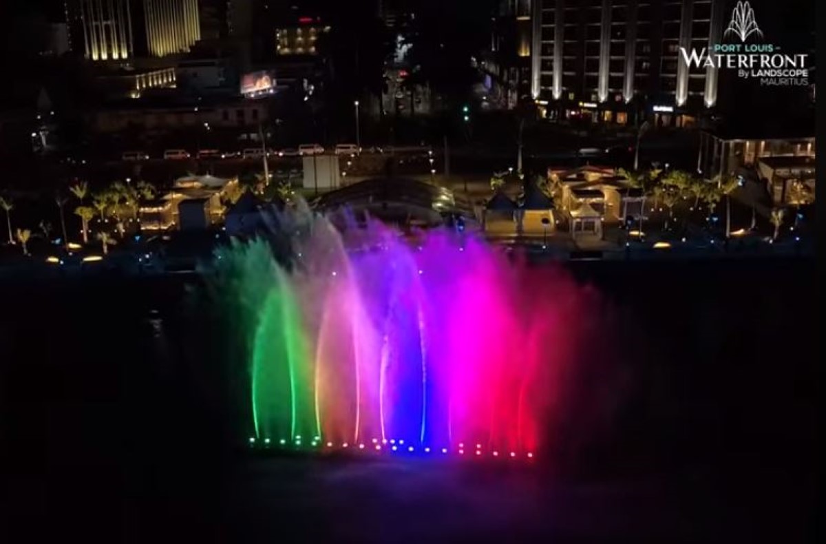[Vidéo] Port-Louis Waterfront : The brightly illuminated SBM Fountain
