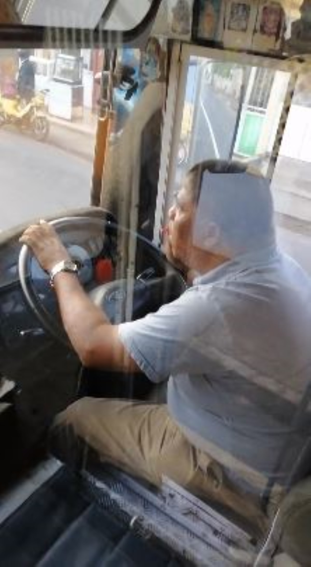 [Vidéo] Grand Gaube : Un chauffeur filmé en train de téléphoner au volant de son bus