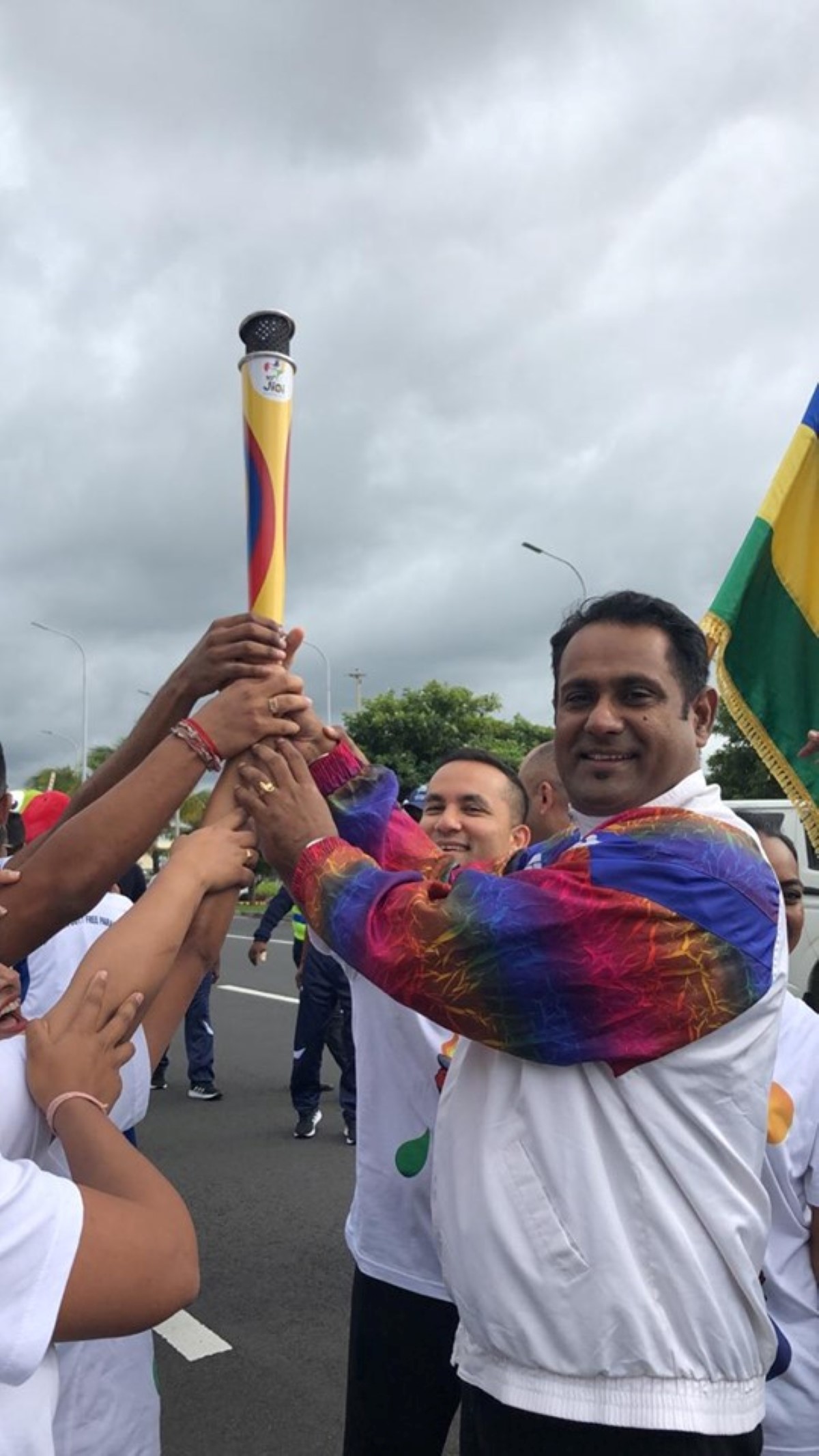 Le CEO de Air Mauritius, Somass Appavou avec la flamme des Jeux dans l'enceinte de l'aéroport à Plaisance ce samedi matin.