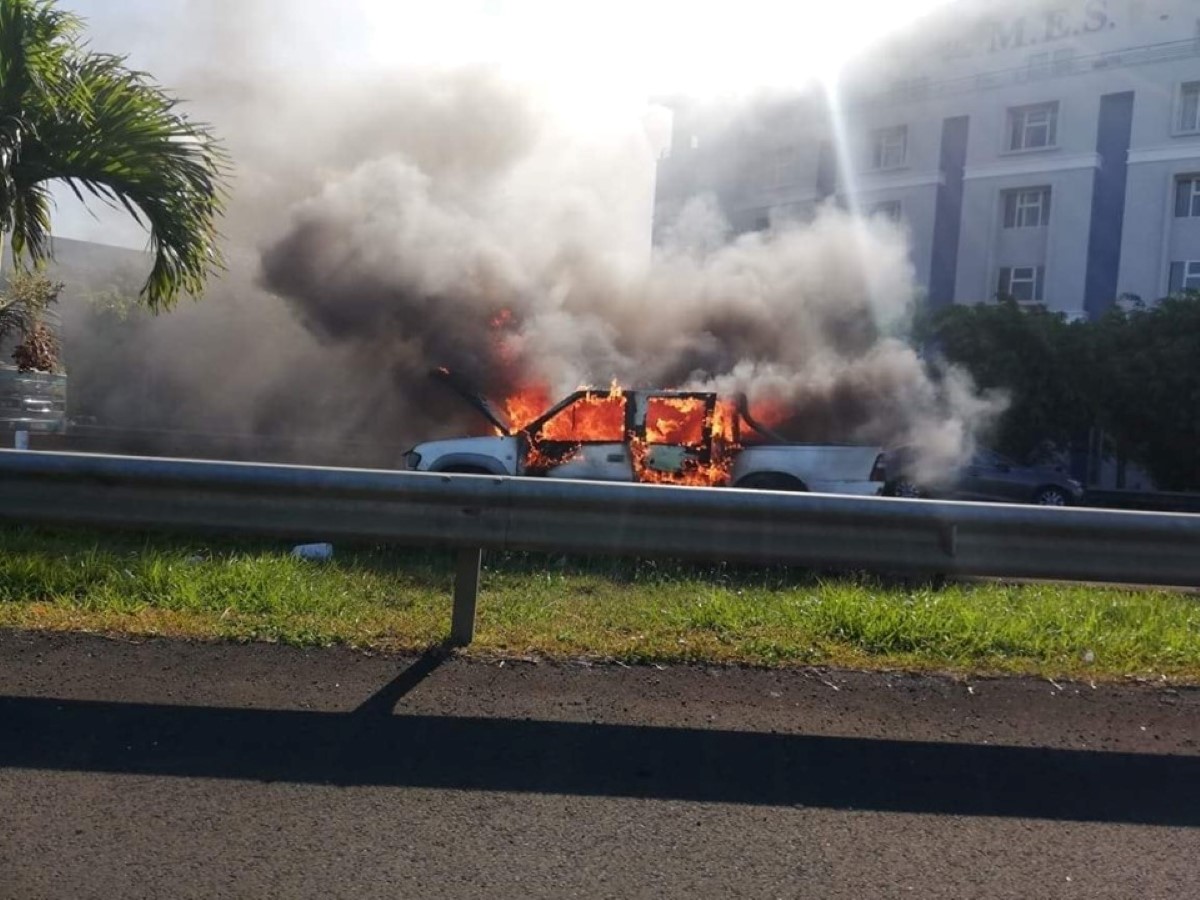 Réduit : Un véhicule en feu pas loin de la Mauritius Institute of Education