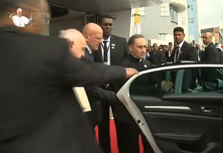 Le pape s’installe devant à côté du chauffeur