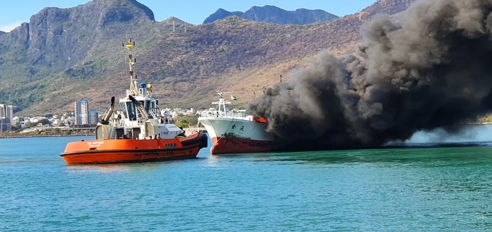 📷 Un navire au Quay 2 de Port-Louis est en feu
