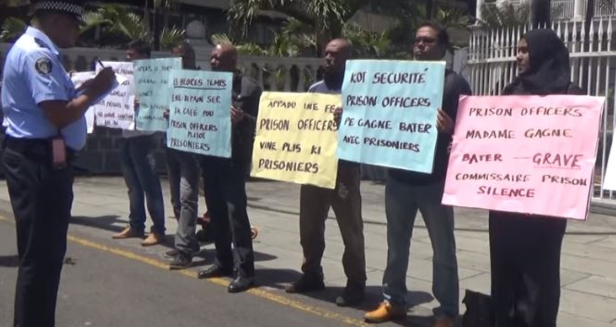 Les gardiens de prison ont manifesté devant l’Hôtel du gouvernement